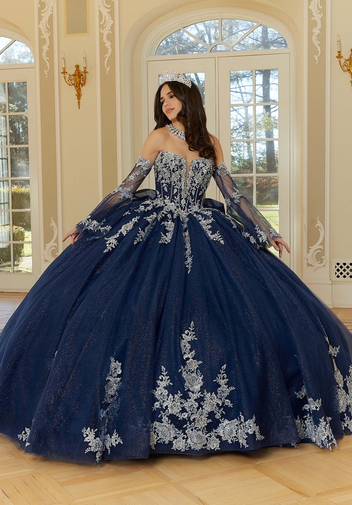 Vestido de quinceañera de encaje metálico con cuentas de cristal y mangas acampanadas