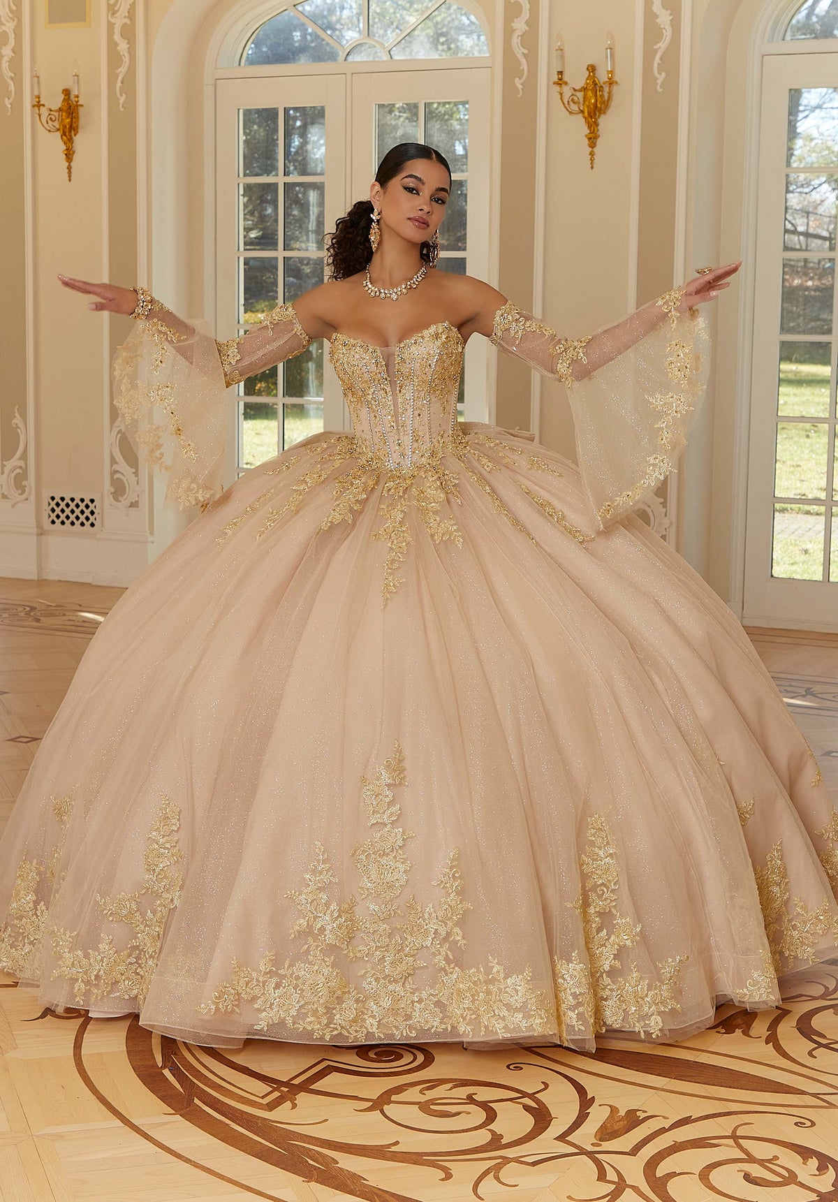 Vestido de quinceañera de encaje metálico con cuentas de cristal y mangas acampanadas