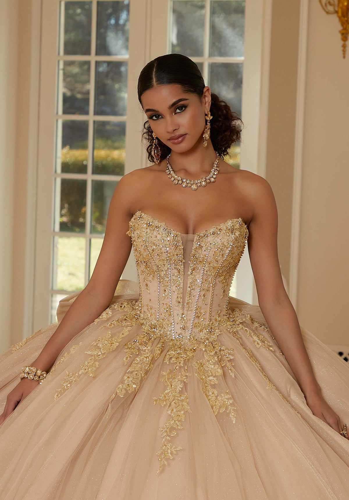 Vestido de quinceañera de encaje metálico con cuentas de cristal y mangas acampanadas