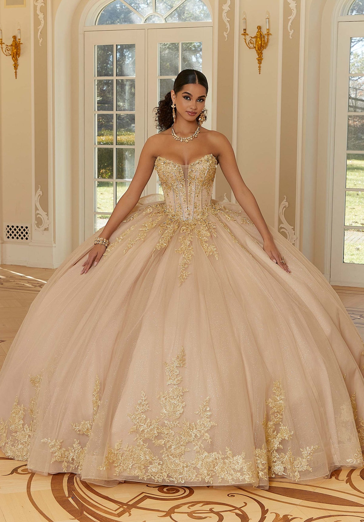 Vestido de quinceañera de encaje metálico con cuentas de cristal y mangas acampanadas