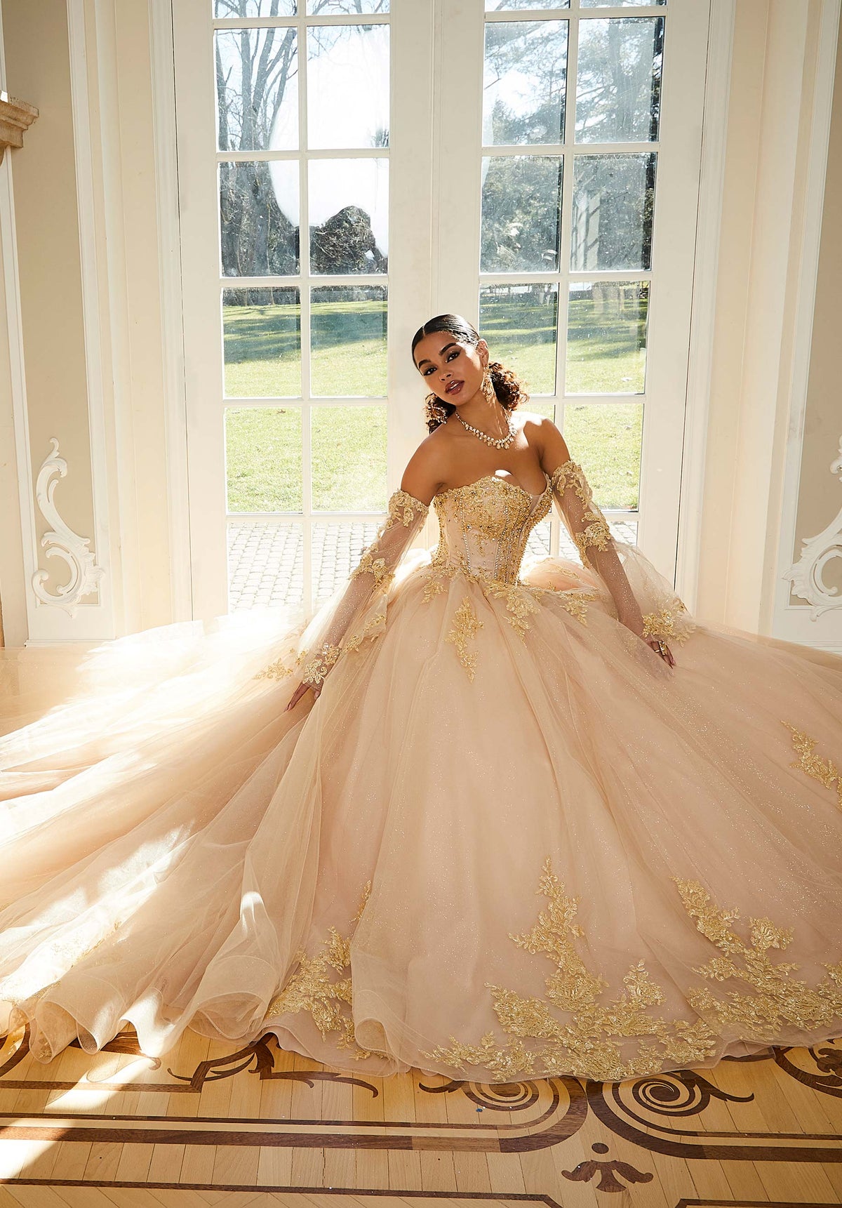 Vestido de quinceañera de encaje metálico con cuentas de cristal y mangas acampanadas