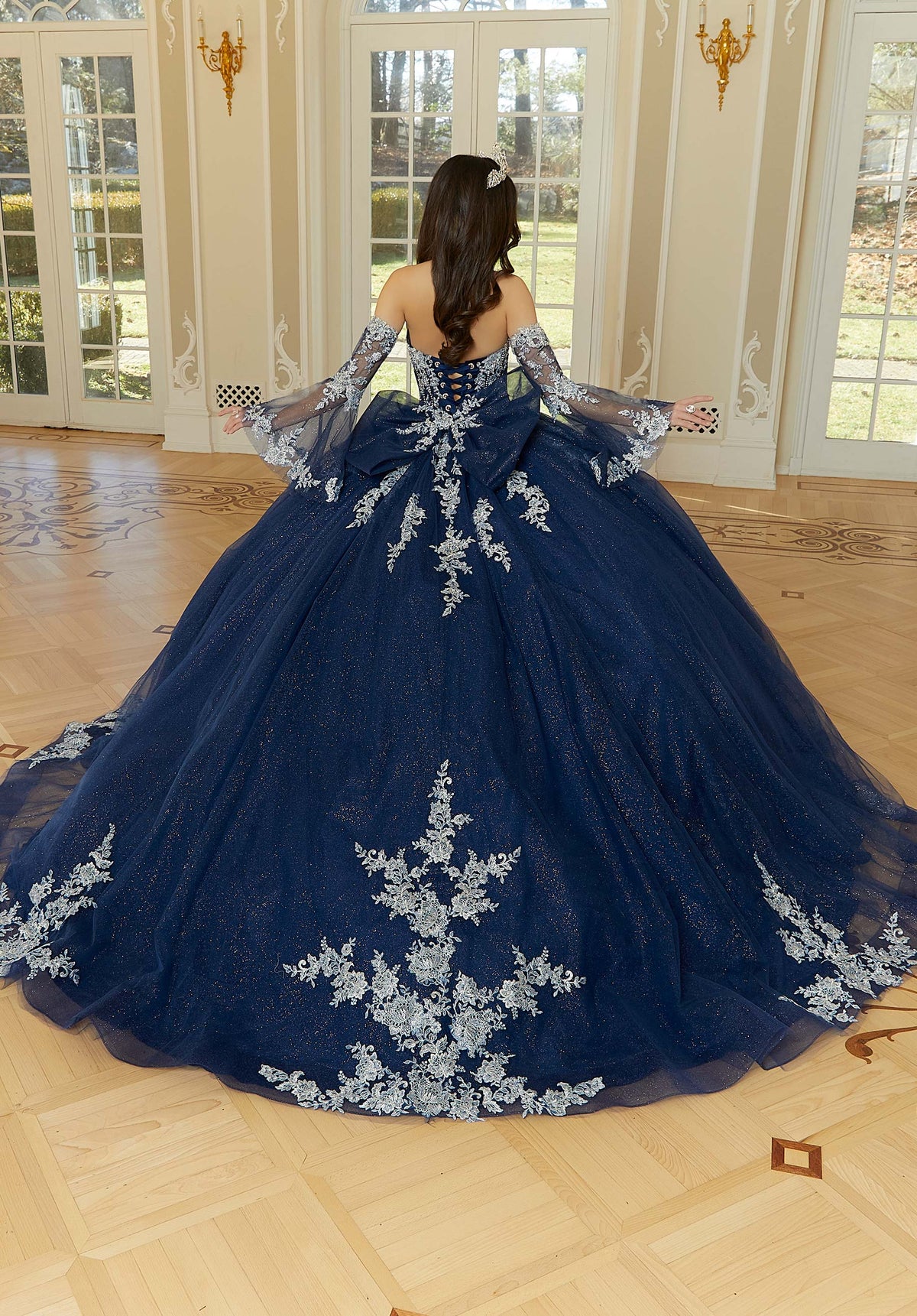 Vestido de quinceañera de encaje metálico con cuentas de cristal y mangas acampanadas