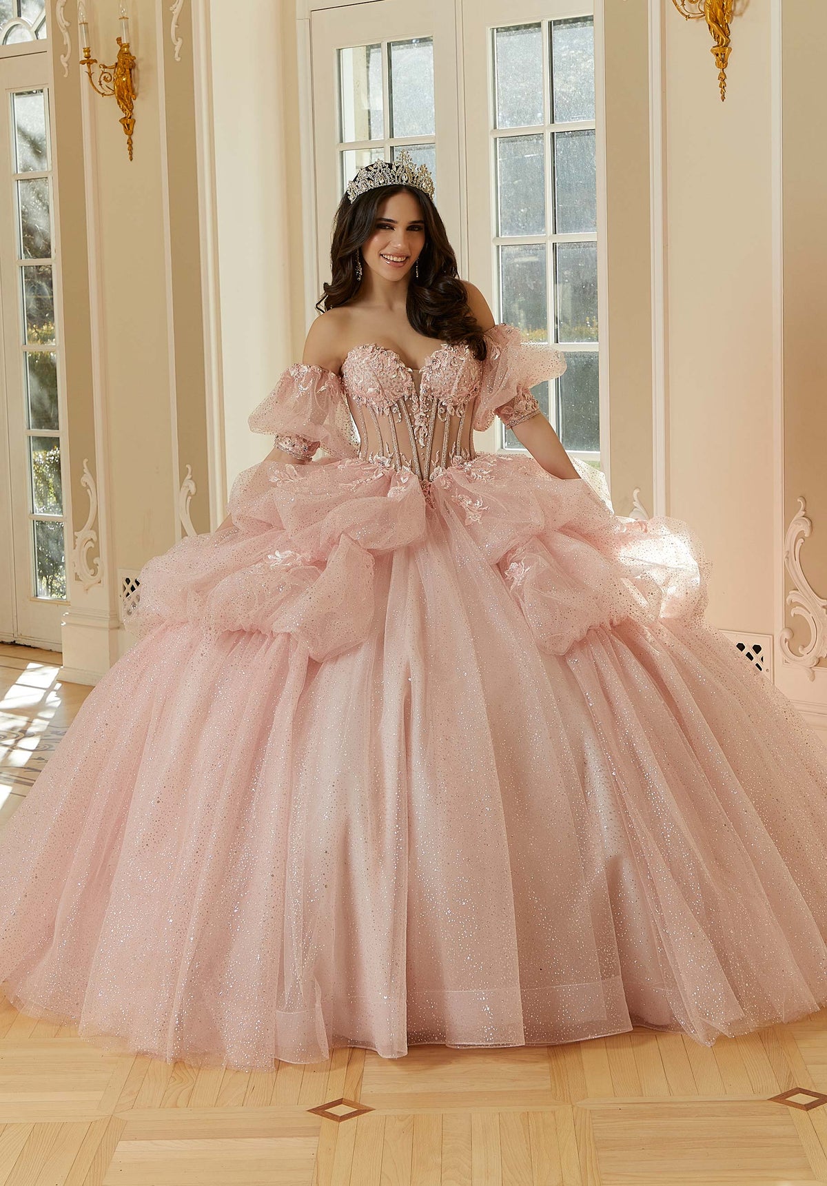 Vestido de quinceañera con bordado floral metálico tridimensional y falda en cascada