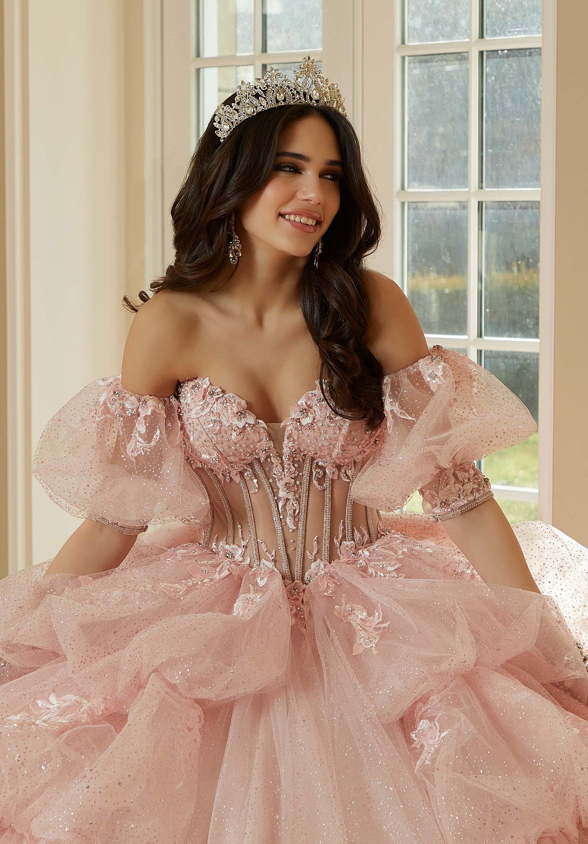 Vestido de quinceañera con bordado floral metálico tridimensional y falda en cascada