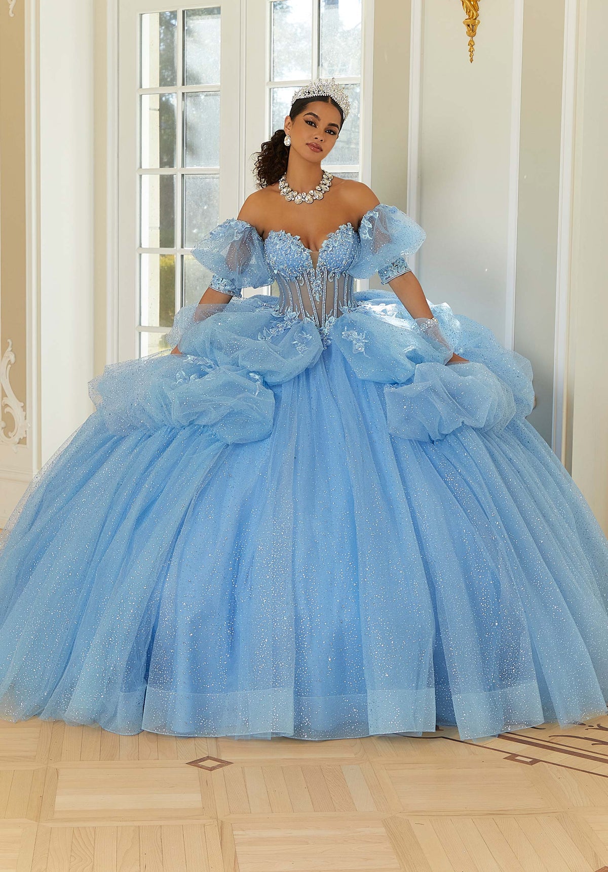 Vestido de quinceañera con bordado floral metálico tridimensional y falda en cascada