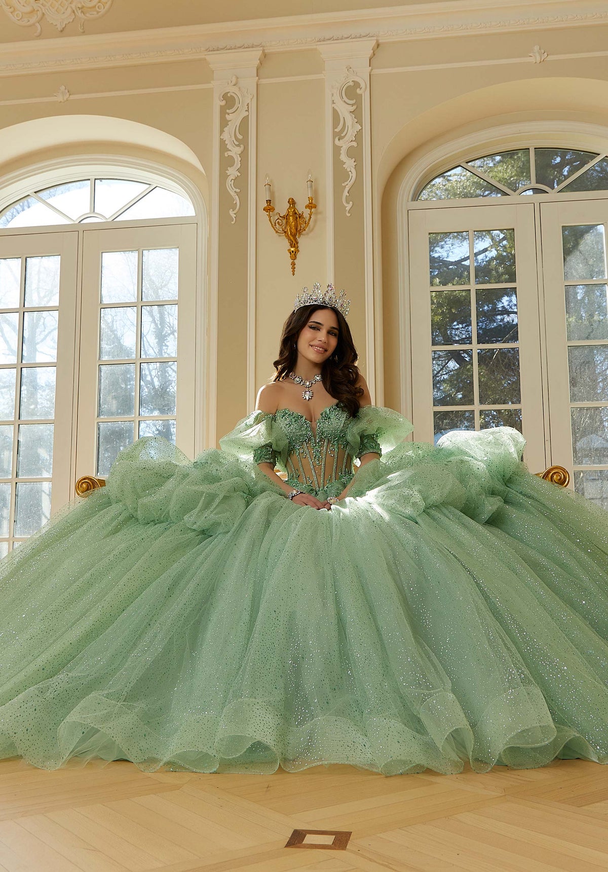 Vestido de quinceañera con bordado floral metálico tridimensional y falda en cascada