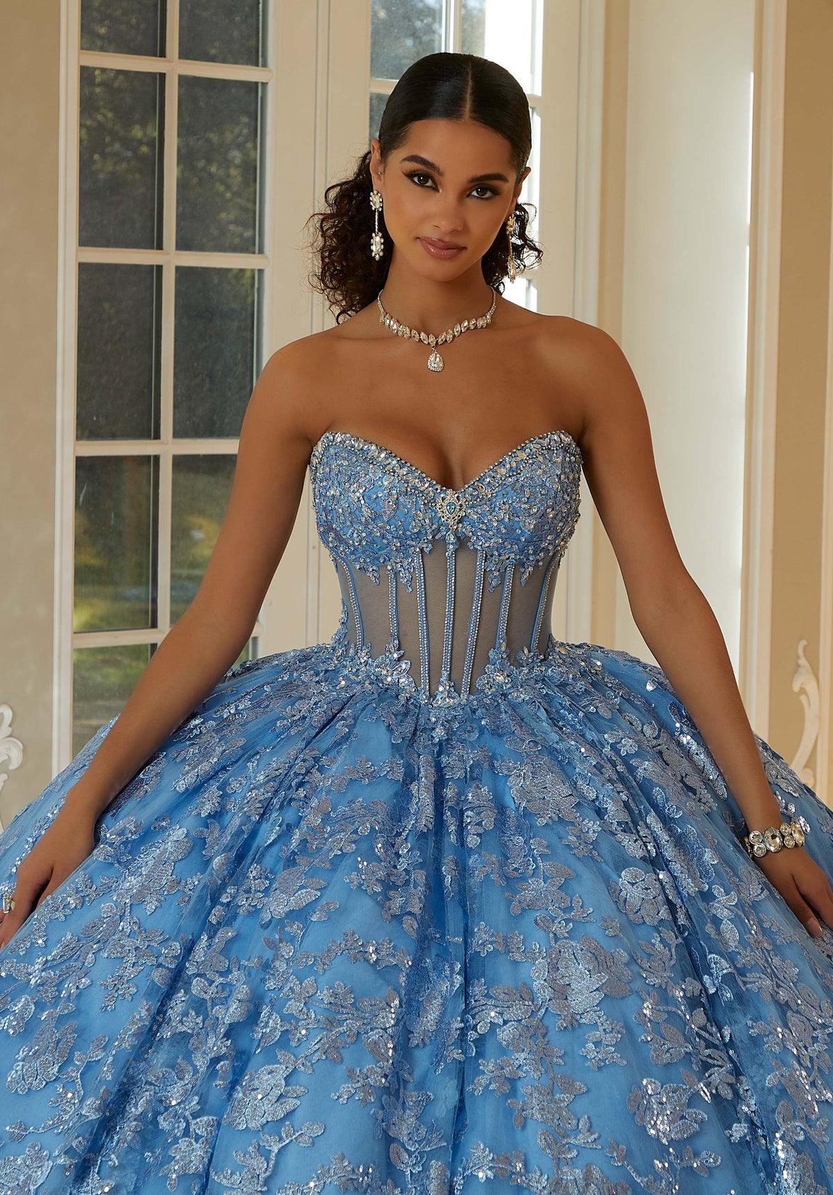 Vestido de quinceañera de tul bordado con lentejuelas y estampado floral con corpiño transparente