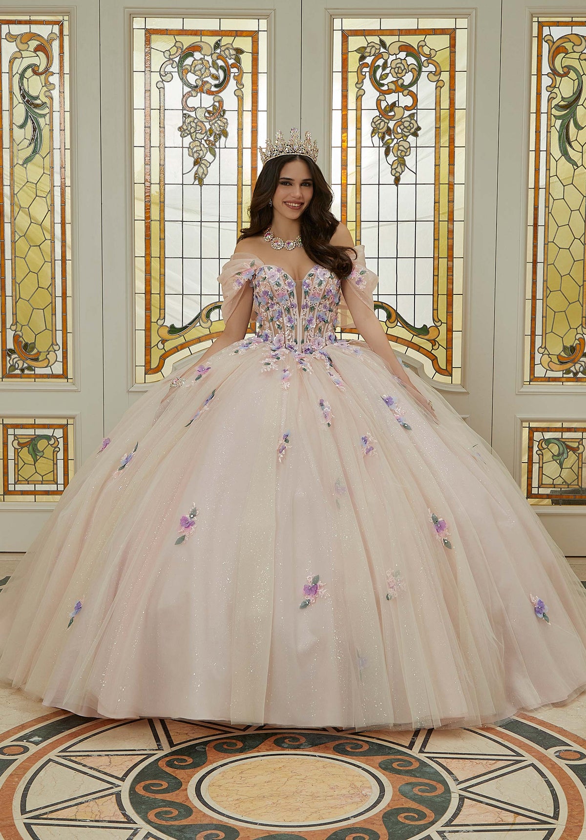 Vestido de quinceañera con bordado floral tridimensional y cuentas de cristal con corpiño transparente