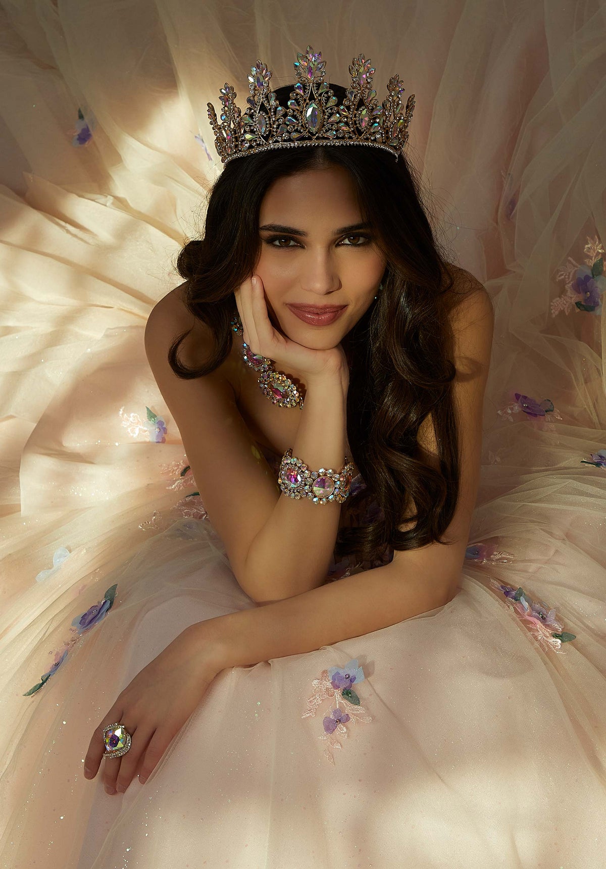 Vestido de quinceañera con bordado floral tridimensional y cuentas de cristal con corpiño transparente