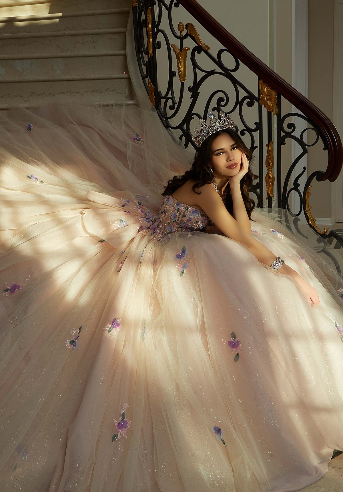 Vestido de quinceañera con bordado floral tridimensional y cuentas de cristal con corpiño transparente