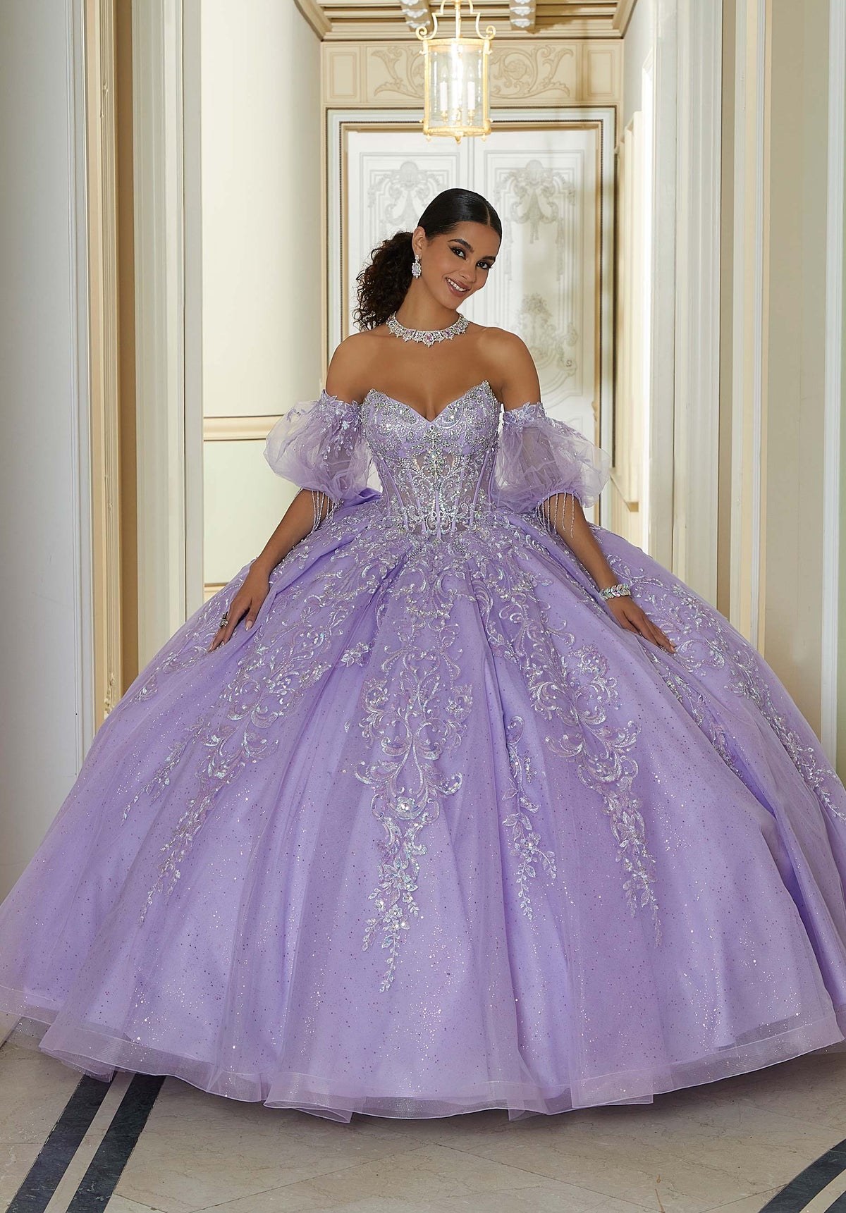 Vestido de quinceañera con cuentas joya y bordado metálico con cola de pétalos