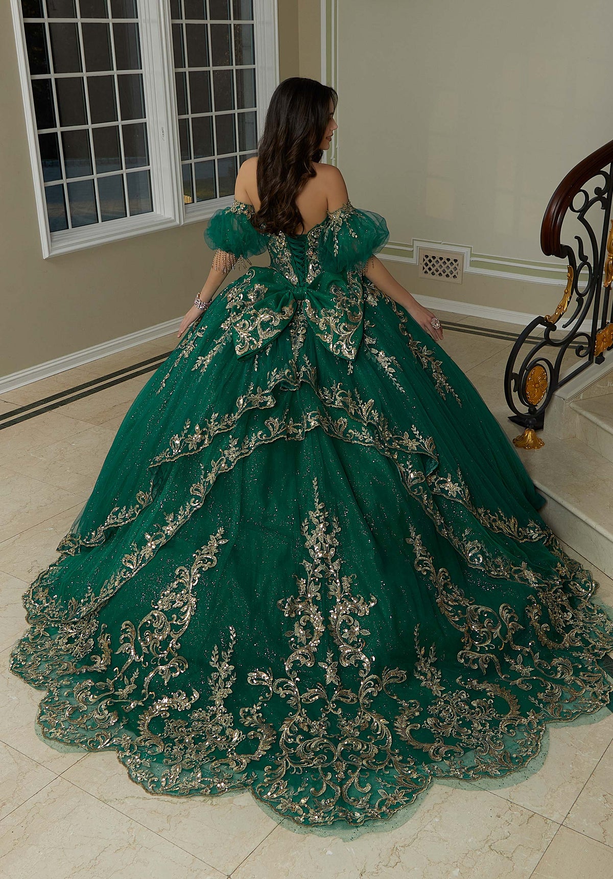 Vestido de quinceañera con cuentas joya y bordado metálico con cola de pétalos