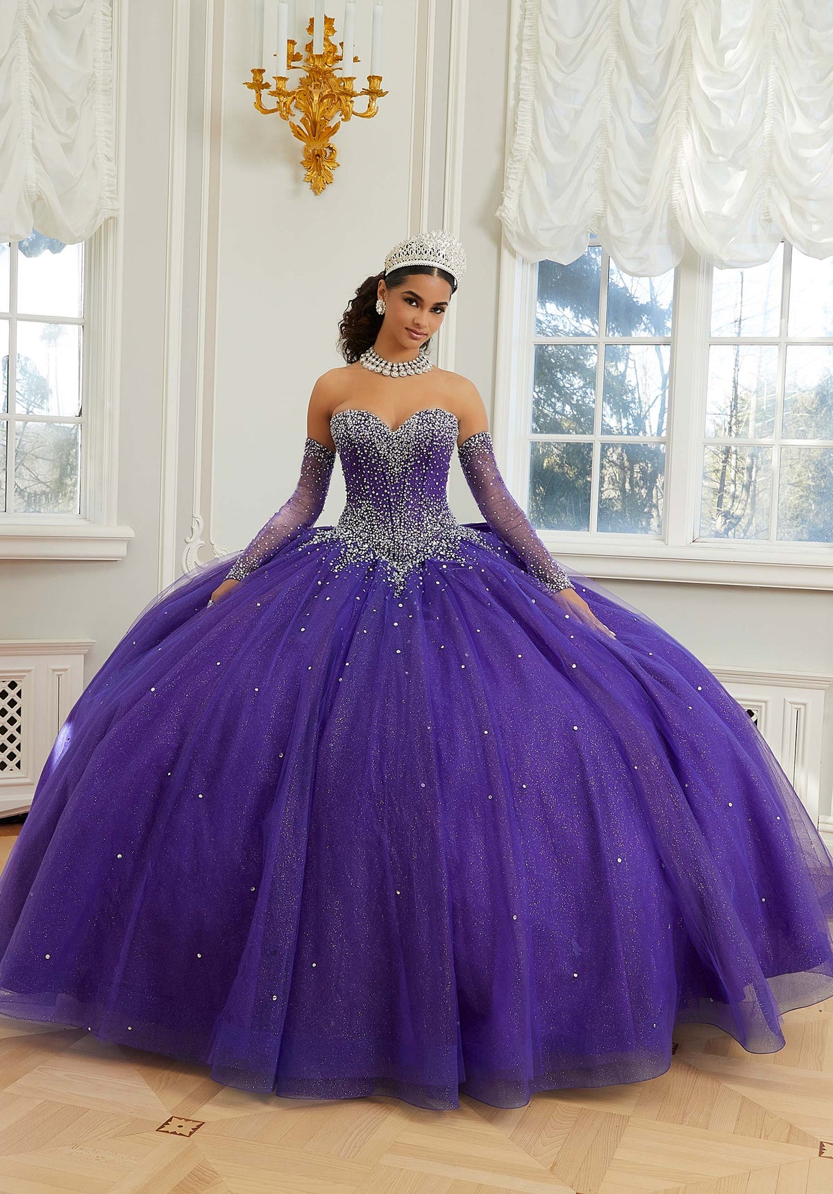 Vestido de quinceañera de tul brillante con cuentas de cristal, lazo en la espalda y mangas largas