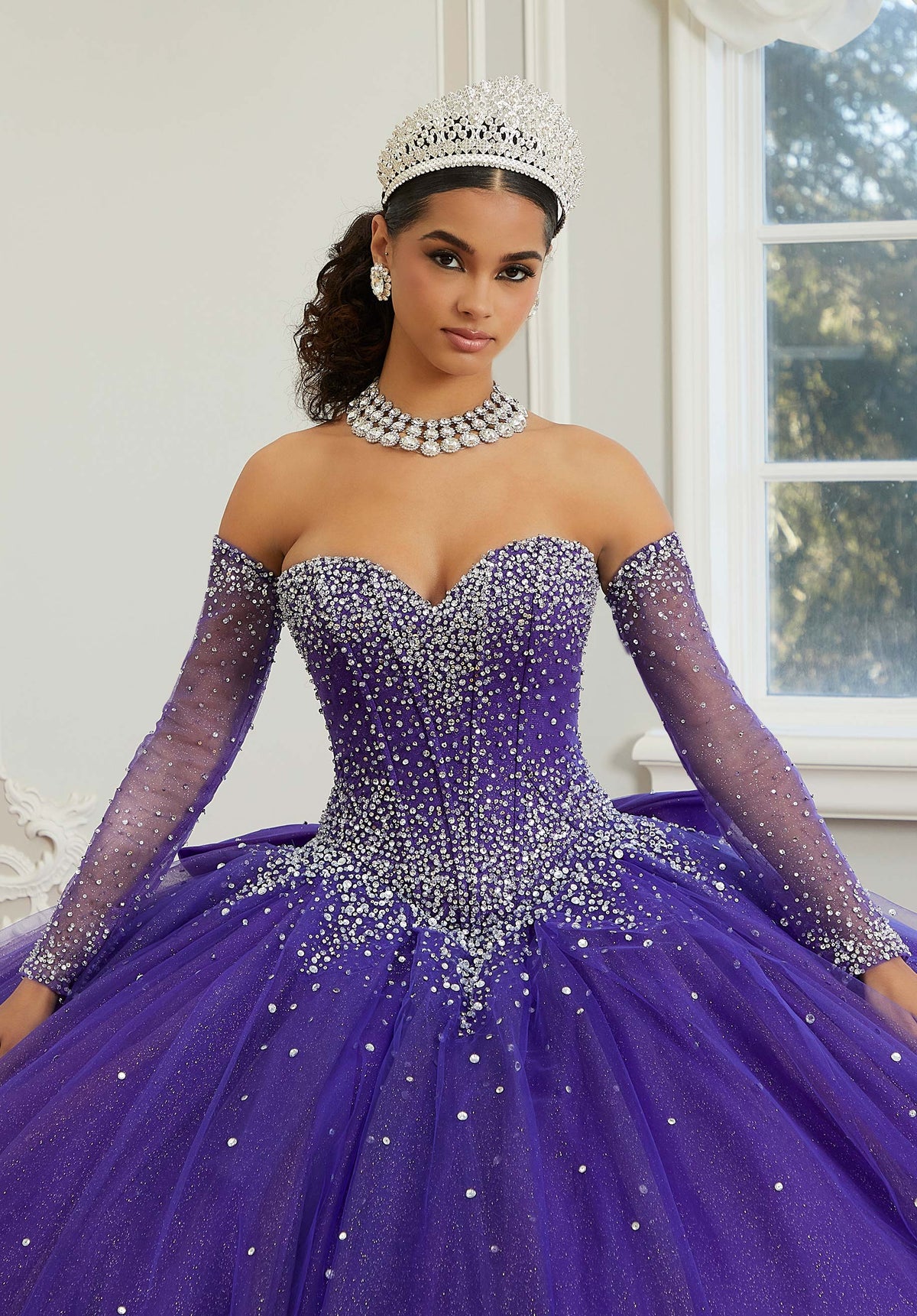 Vestido de quinceañera de tul brillante con cuentas de cristal, lazo en la espalda y mangas largas