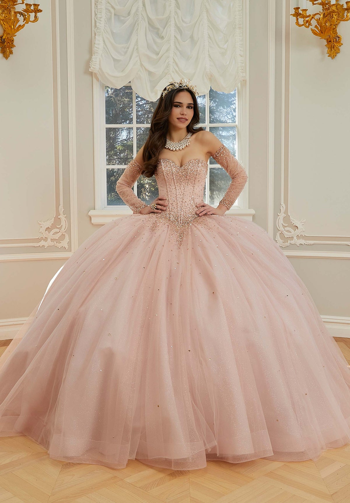 Vestido de quinceañera de tul brillante con cuentas de cristal, lazo en la espalda y mangas largas