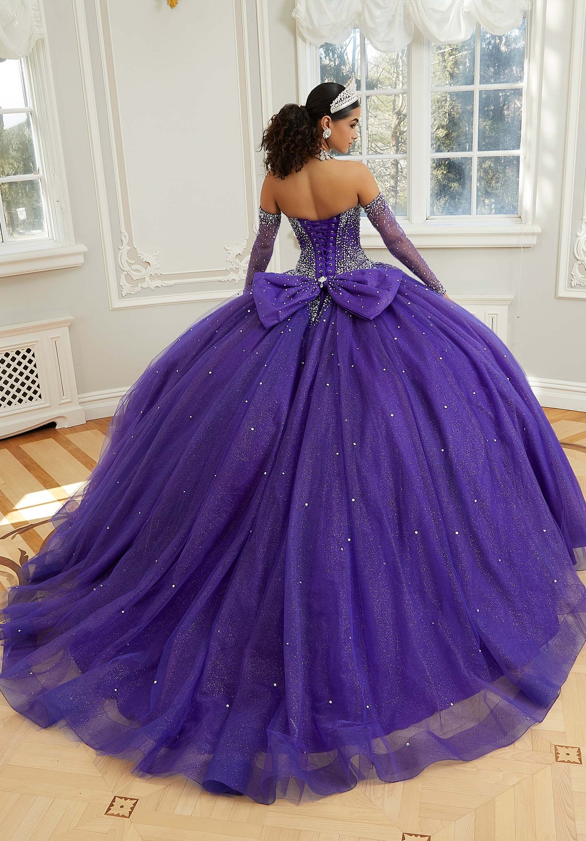 Vestido de quinceañera de tul brillante con cuentas de cristal, lazo en la espalda y mangas largas