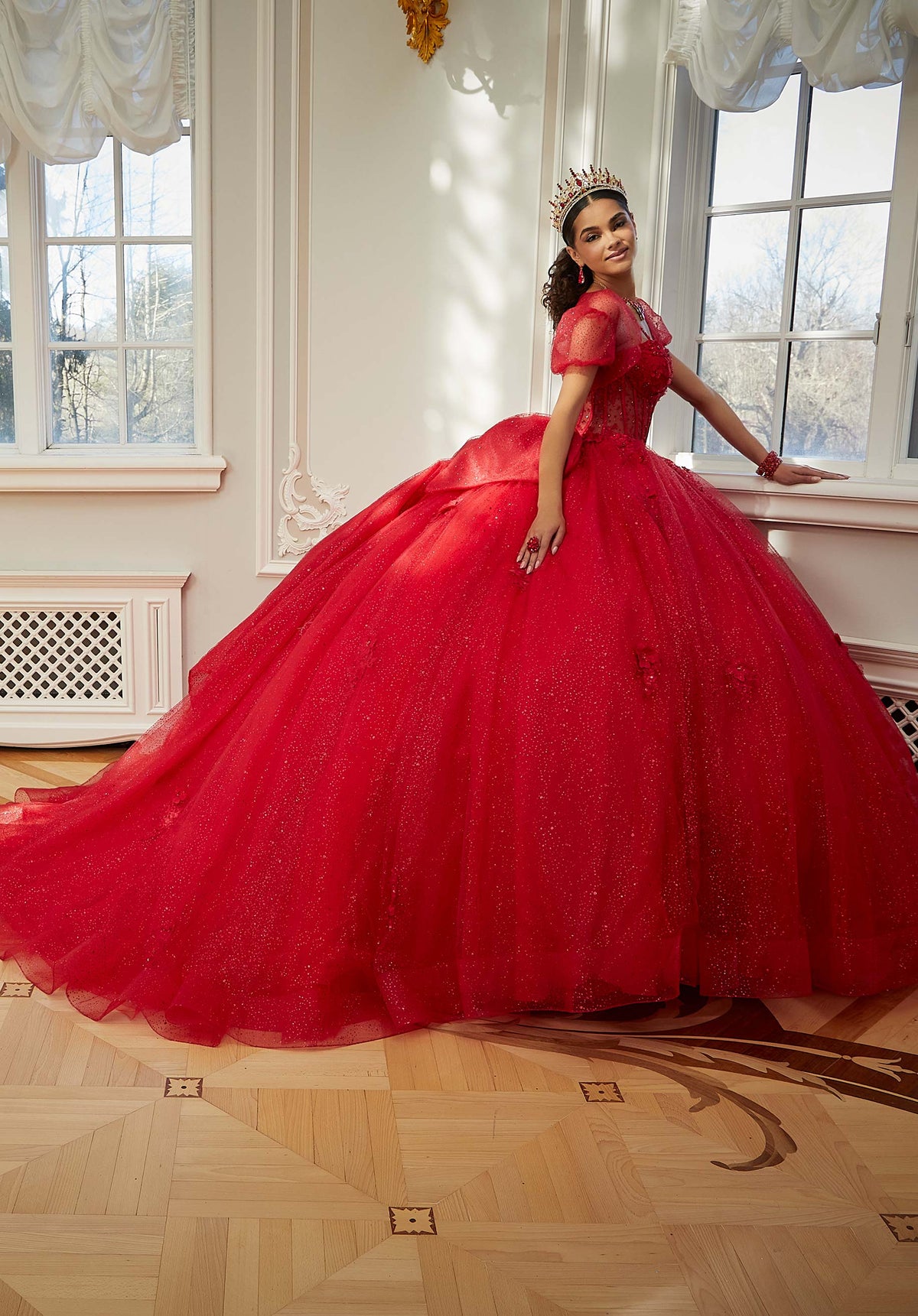 Vestido de quinceañera de tul brillante con corpiño transparente y flores tridimensionales