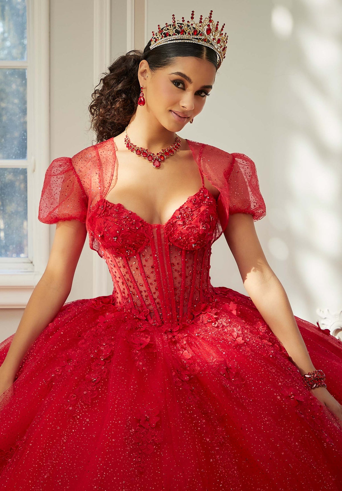 Vestido de quinceañera de tul brillante con corpiño transparente y flores tridimensionales