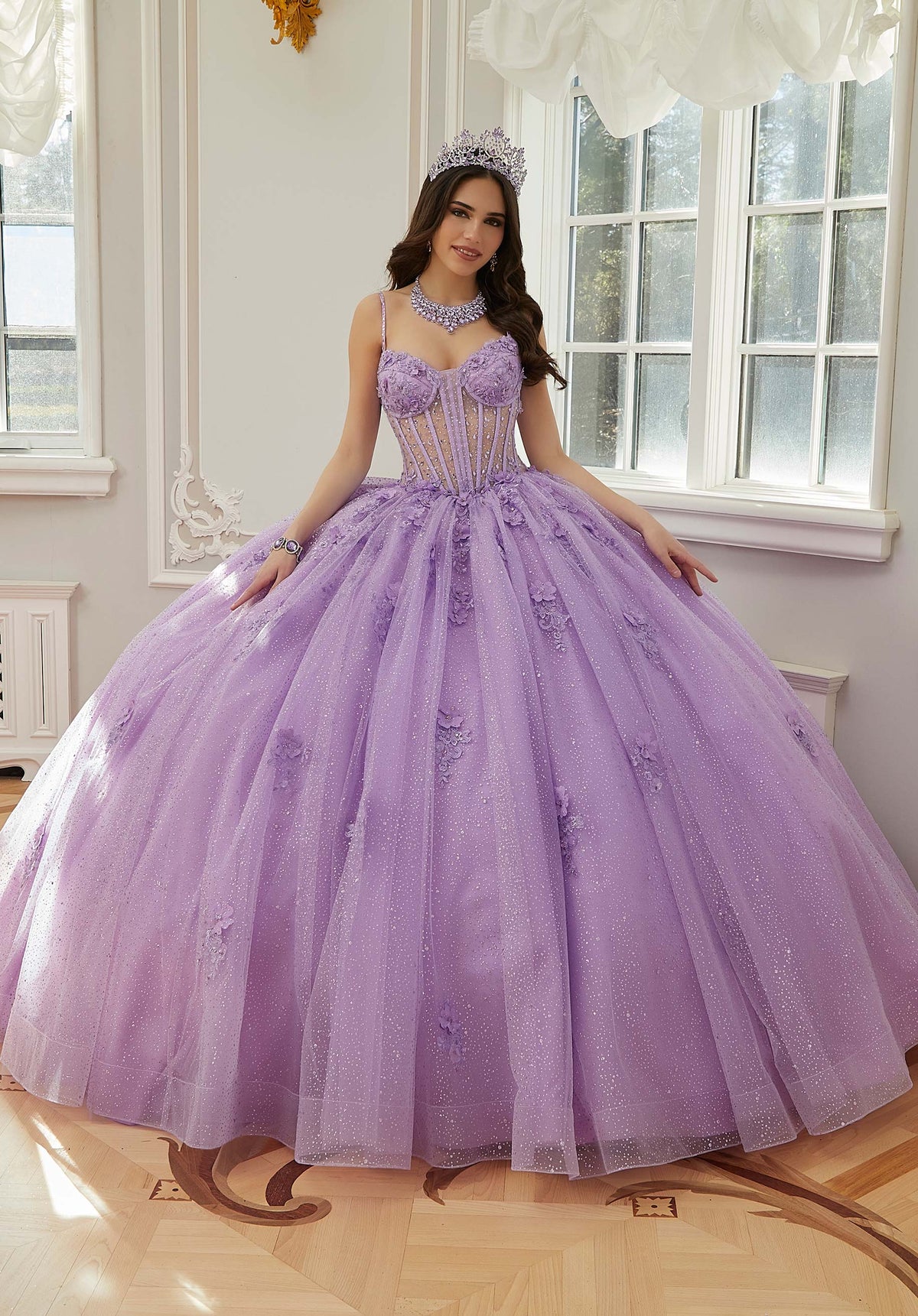 Vestido de quinceañera de tul brillante con corpiño transparente y flores tridimensionales