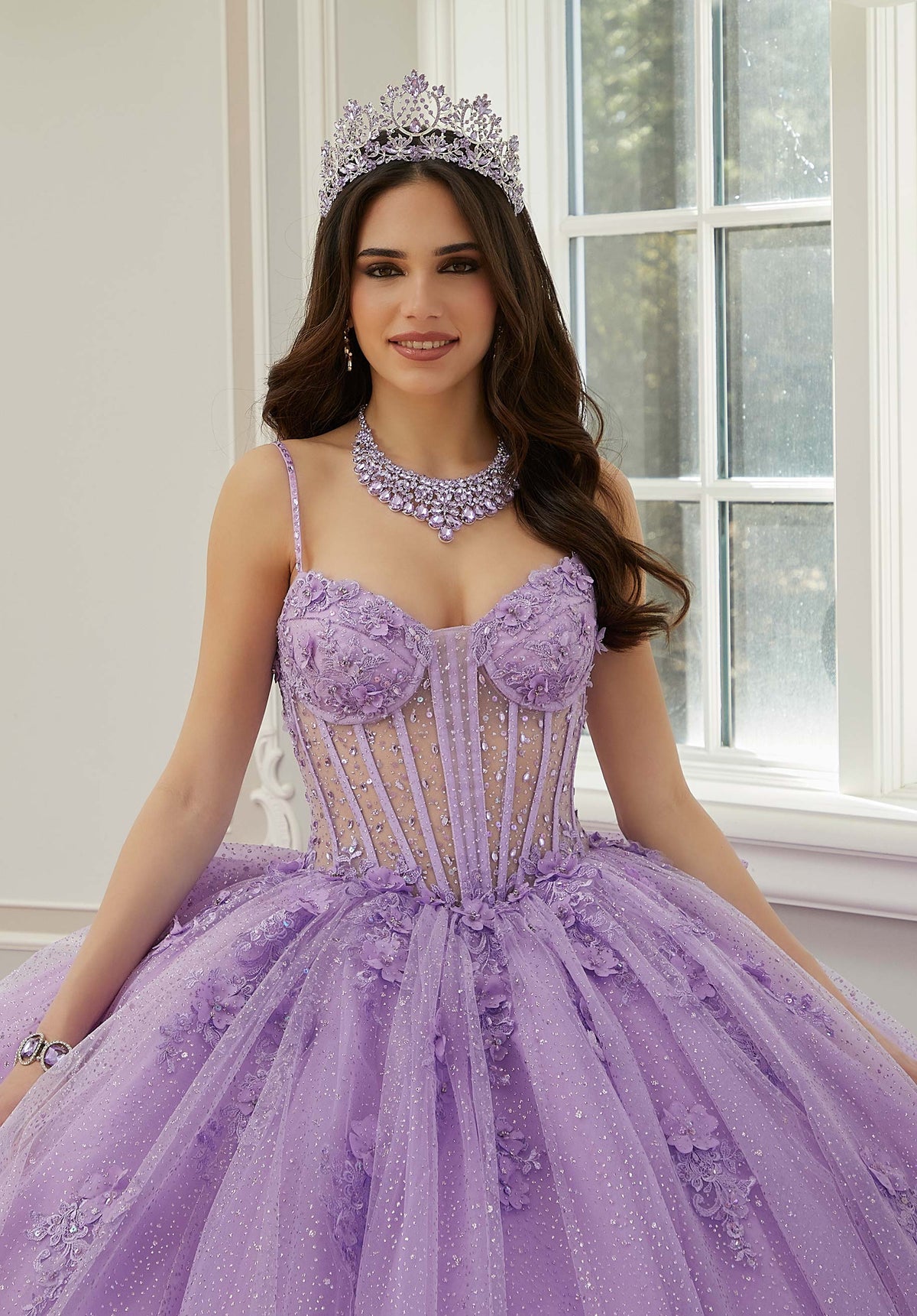 Vestido de quinceañera de tul brillante con corpiño transparente y flores tridimensionales