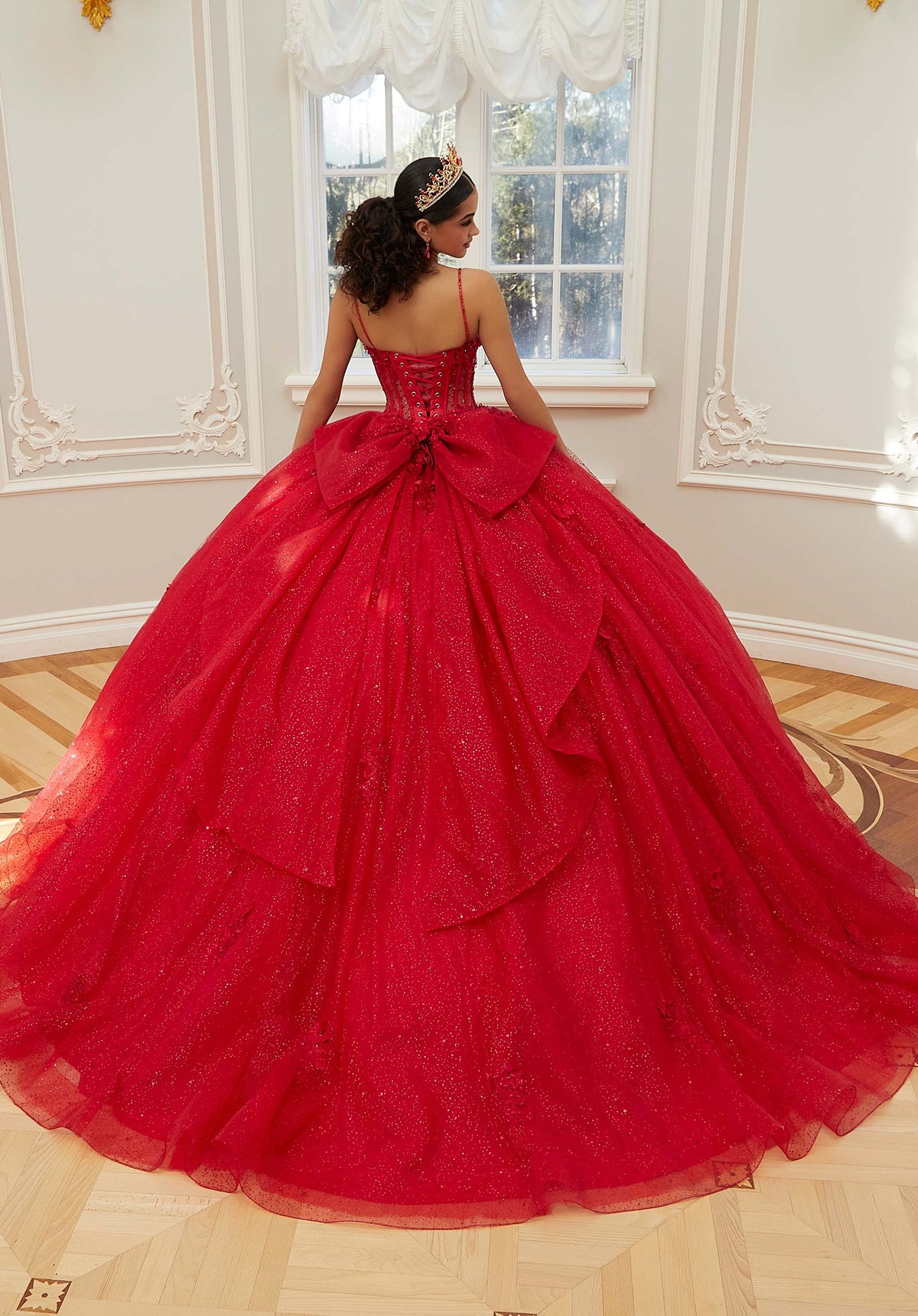 Vestido de quinceañera de tul brillante con corpiño transparente y flores tridimensionales