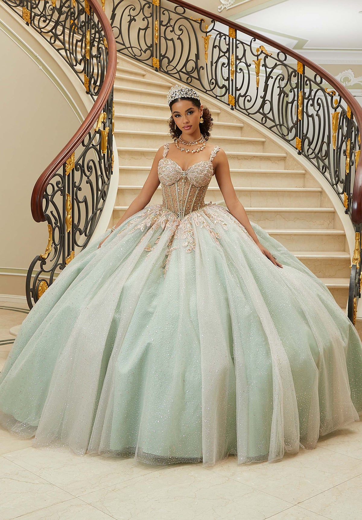 Vestido de quinceañera con bordado tridimensional de diamantes y cuentas, con corpiño transparente