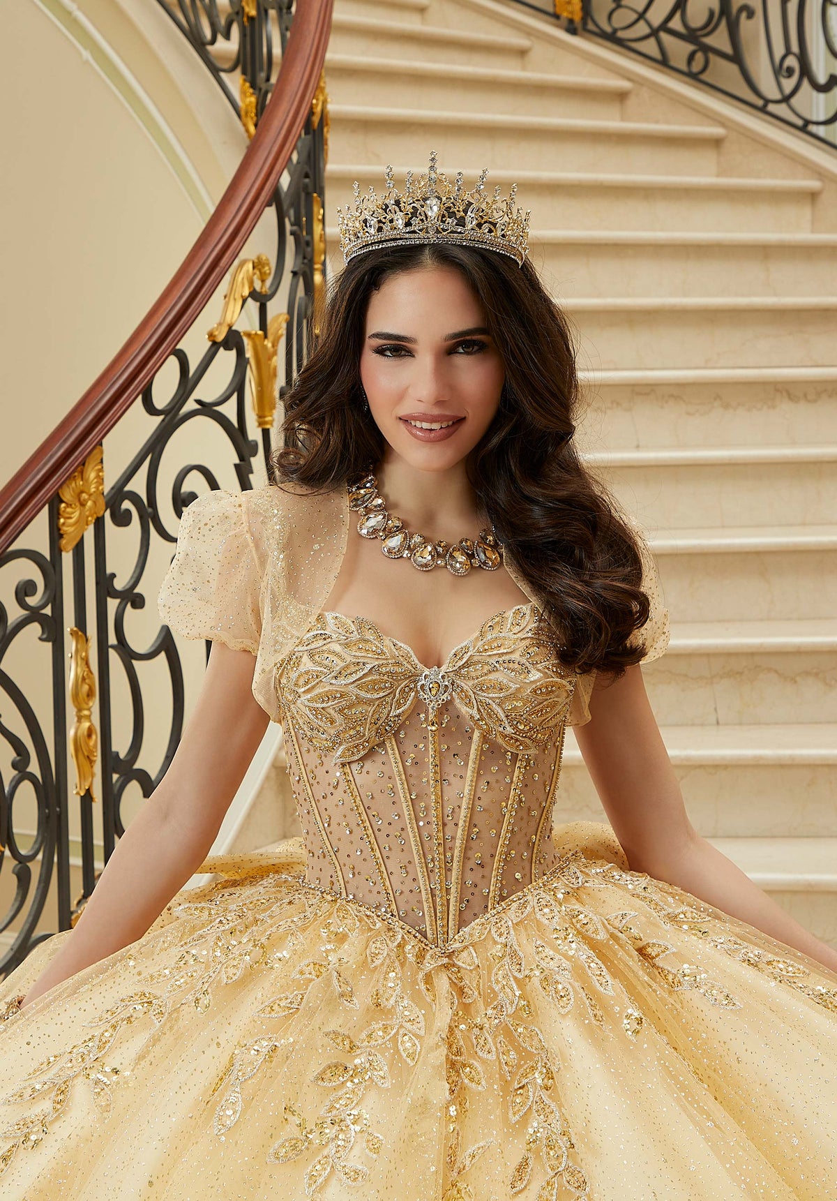 Vestido de quinceañera con bordado tridimensional de diamantes y cuentas, con corpiño transparente