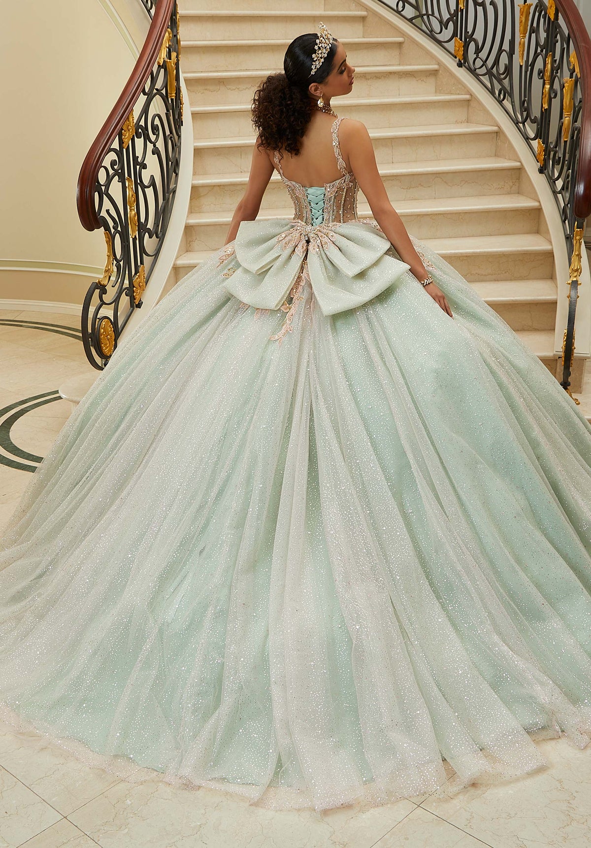 Vestido de quinceañera con bordado tridimensional de diamantes y cuentas, con corpiño transparente