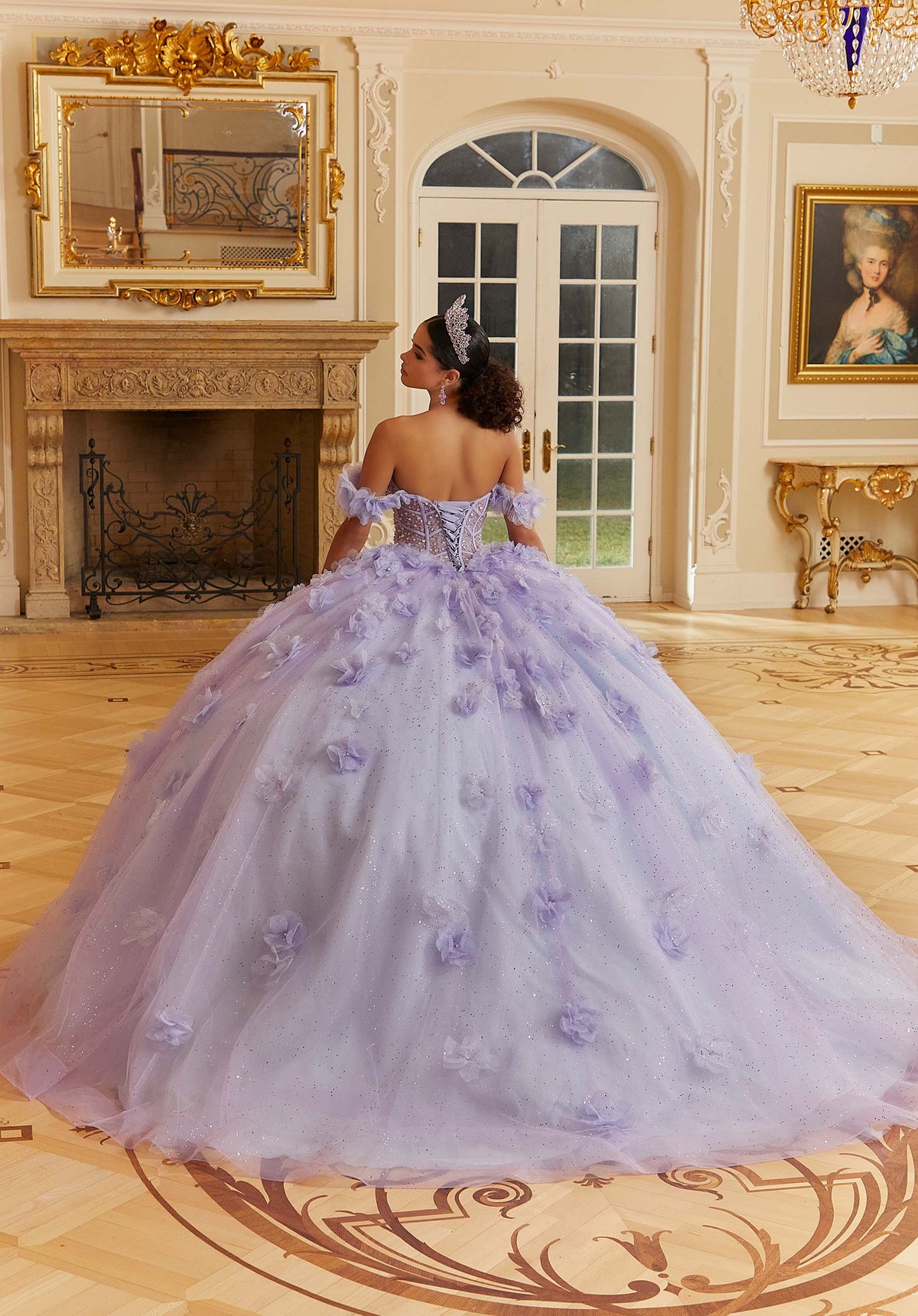 Vestido de quinceañera de tul brillante en capas con flores tridimensionales