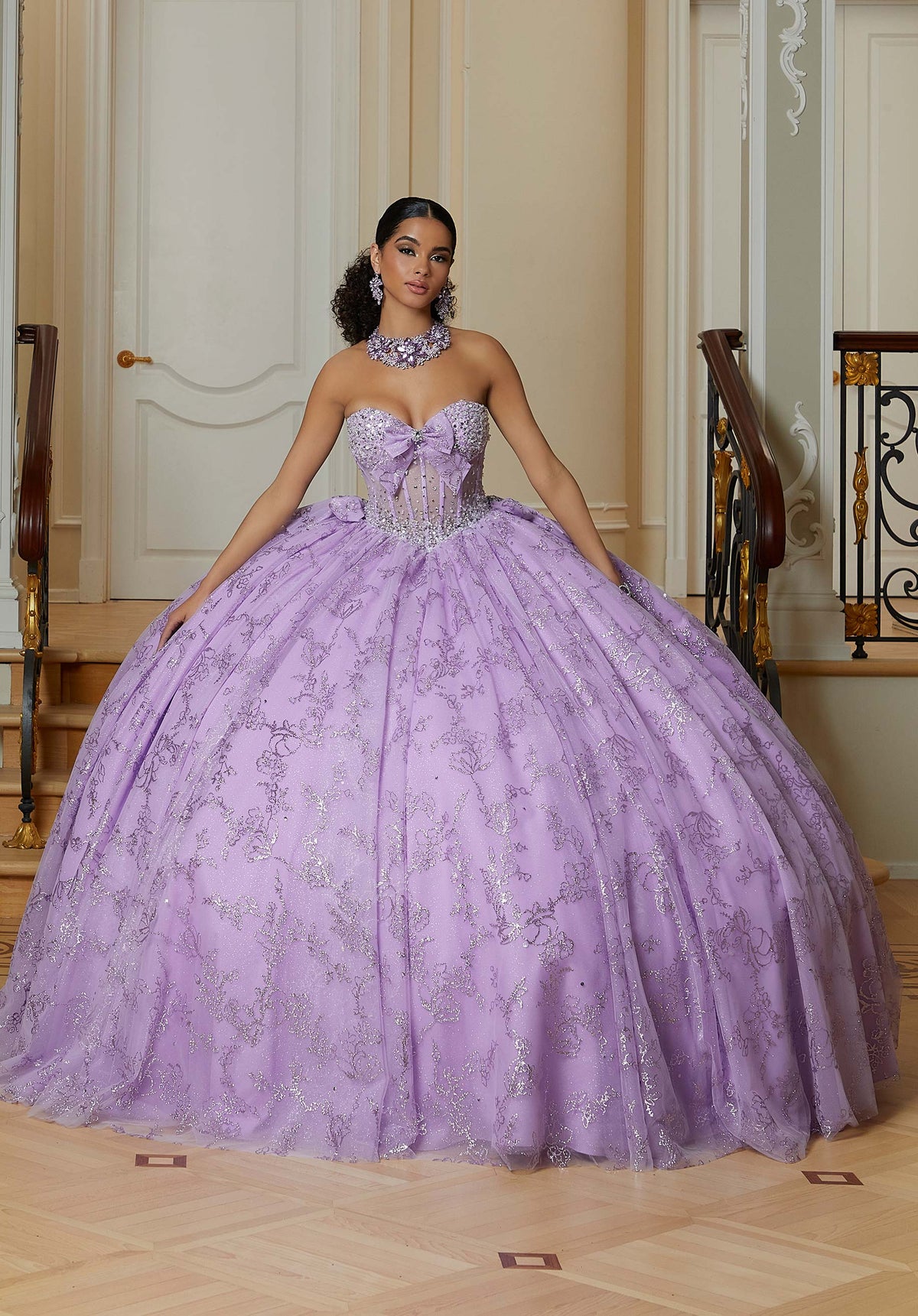 Vestido de quinceañera con estampado floral, purpurina, cuentas de cristal y detalles de lazo
