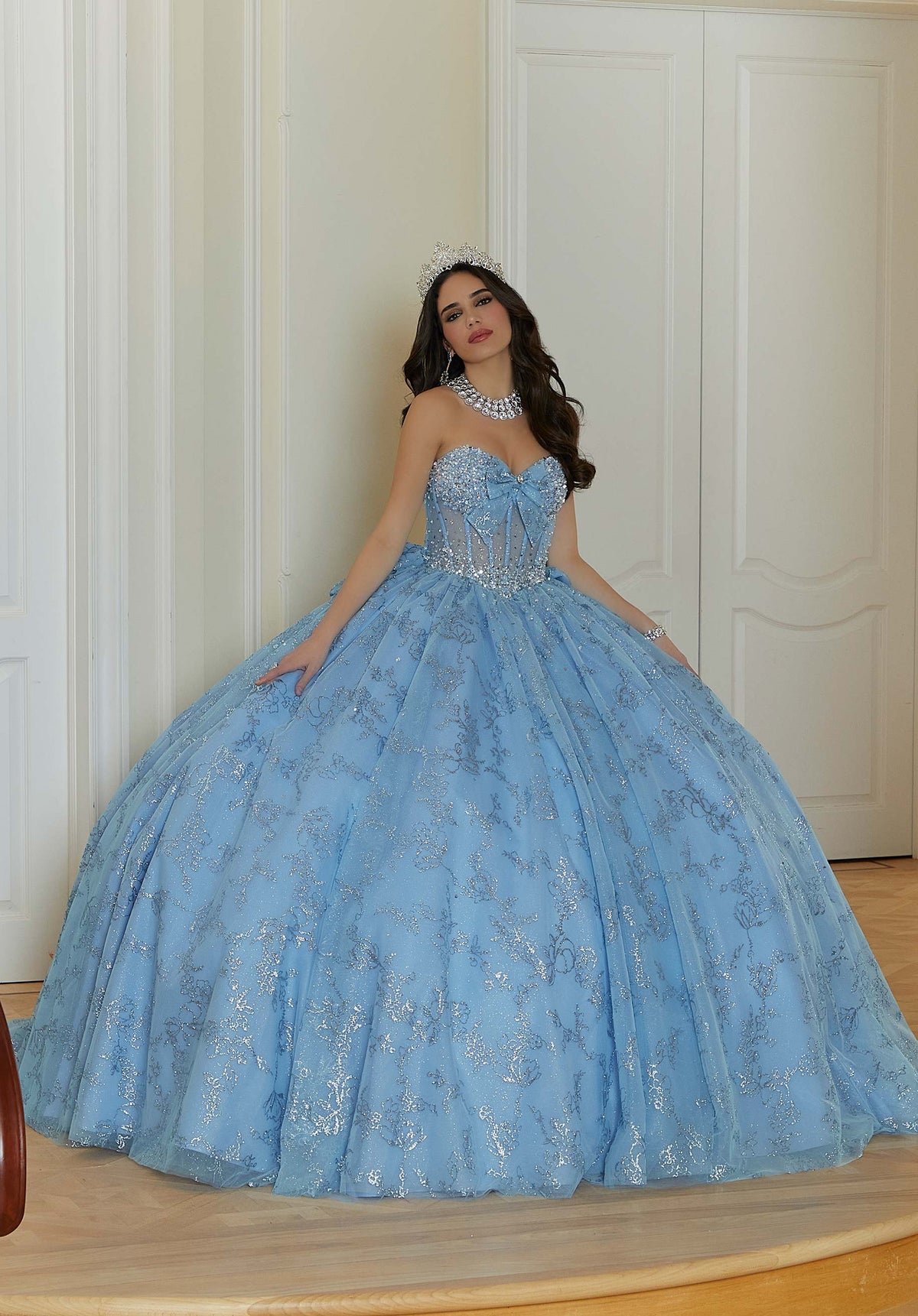 Vestido de quinceañera con estampado floral, purpurina, cuentas de cristal y detalles de lazo