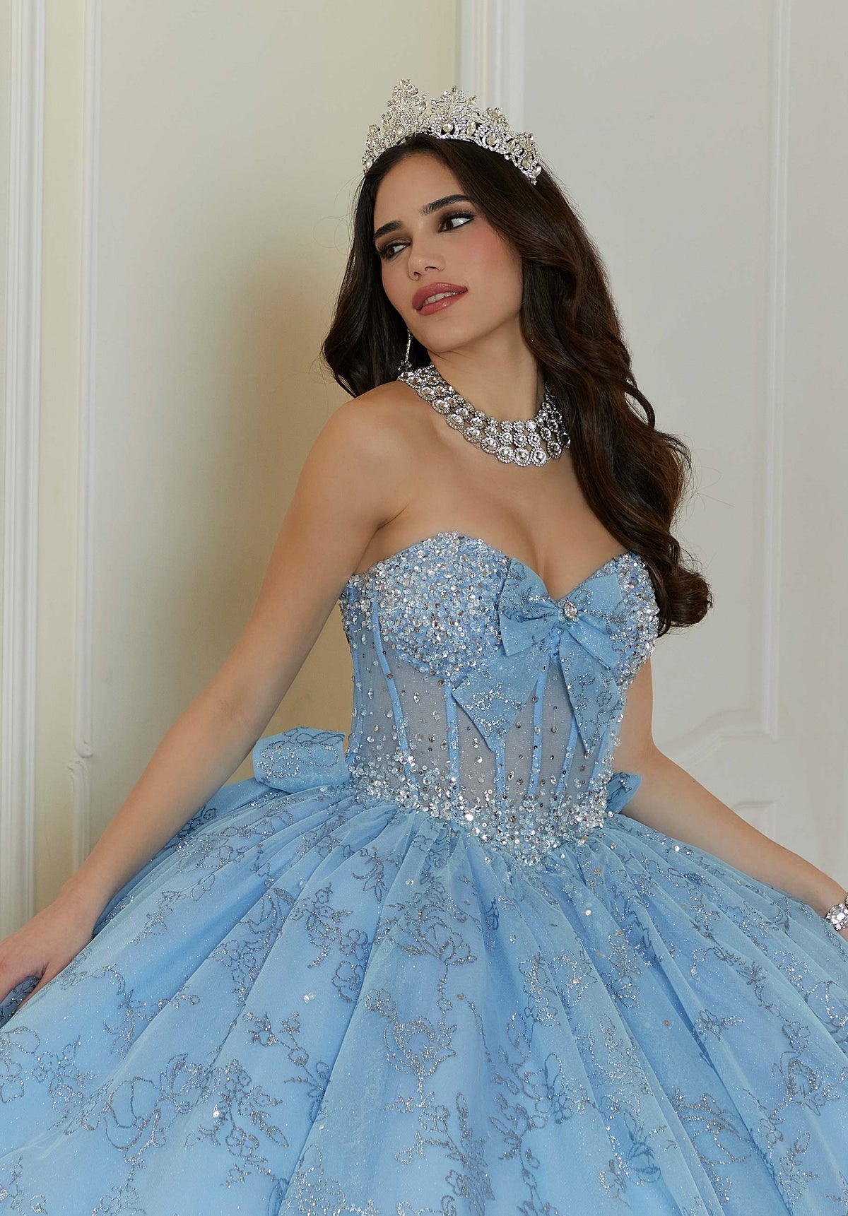 Vestido de quinceañera con estampado floral, purpurina, cuentas de cristal y detalles de lazo