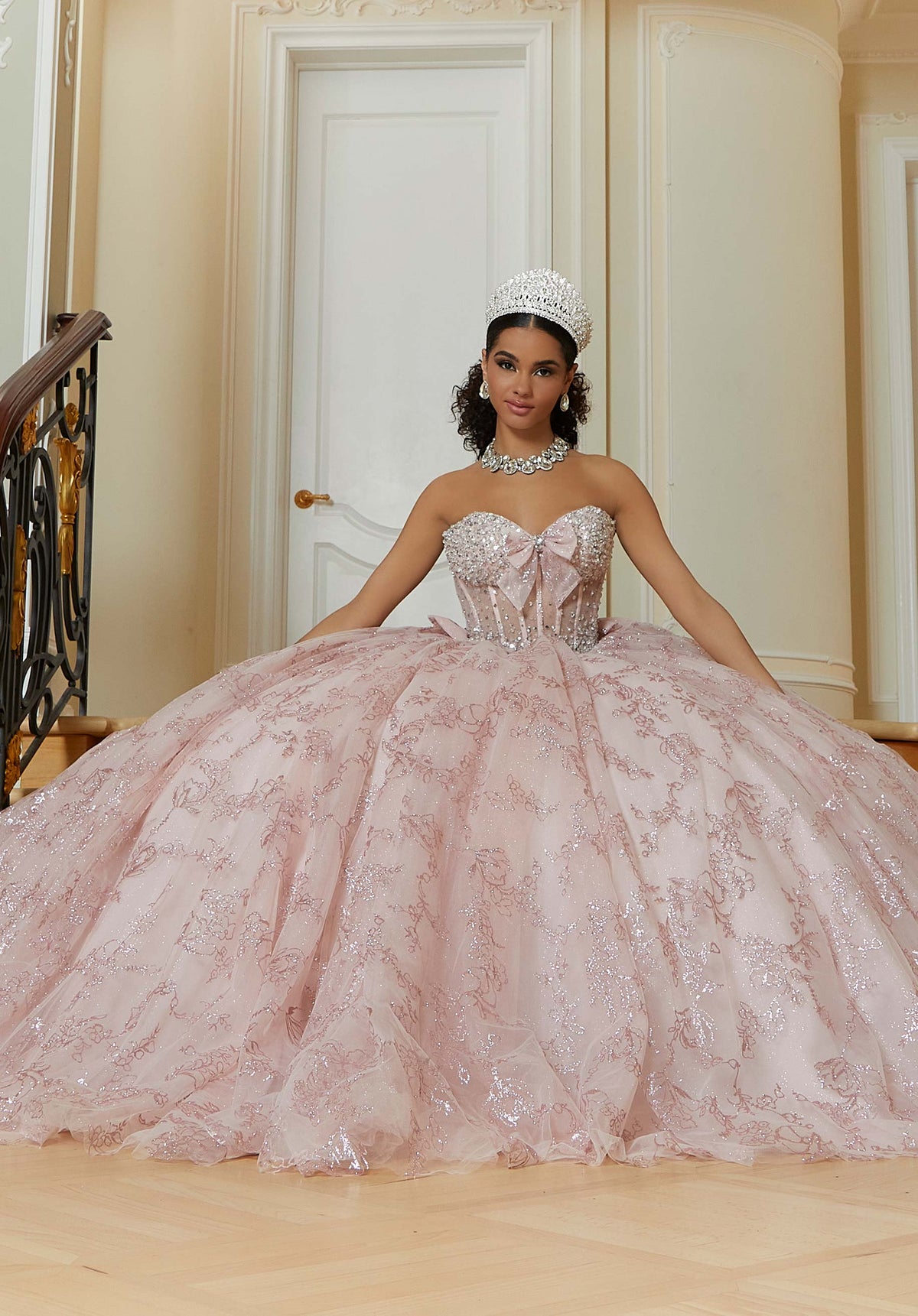 Vestido de quinceañera con estampado floral, purpurina, cuentas de cristal y detalles de lazo