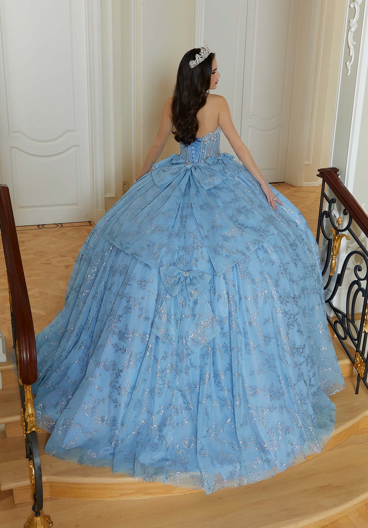 Vestido de quinceañera con estampado floral, purpurina, cuentas de cristal y detalles de lazo