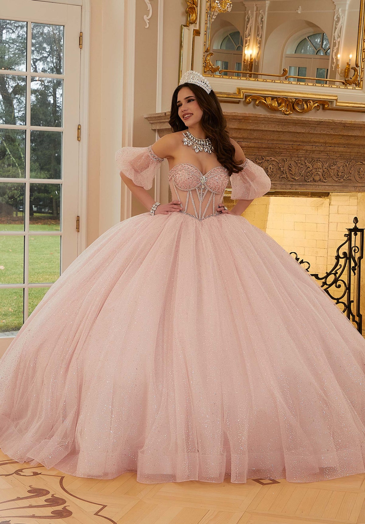 Vestido de quinceañera de tul brillante con cuentas de perlas y cristales y lazos en la espalda