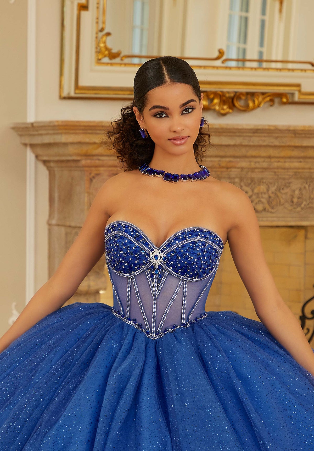 Vestido de quinceañera de tul brillante con cuentas de perlas y cristales y lazos en la espalda