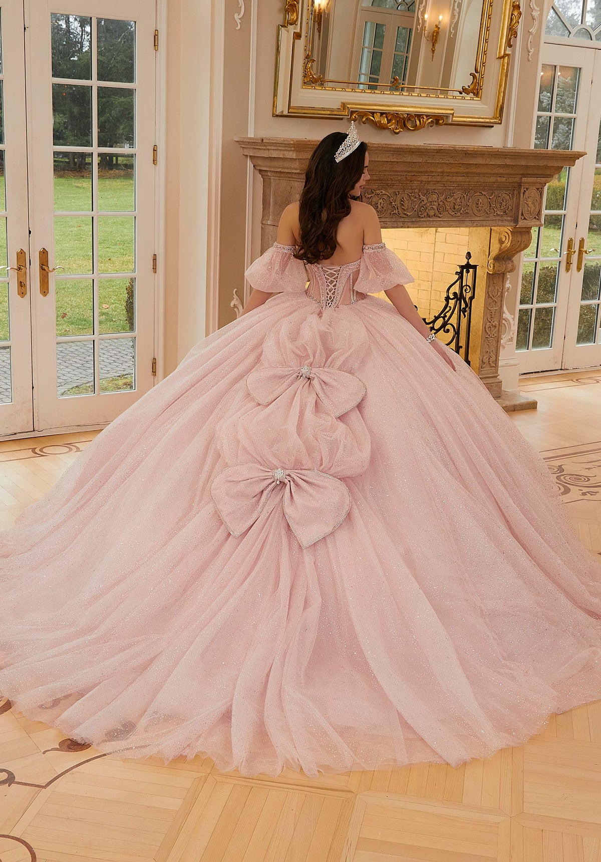 Vestido de quinceañera de tul brillante con cuentas de perlas y cristales y lazos en la espalda
