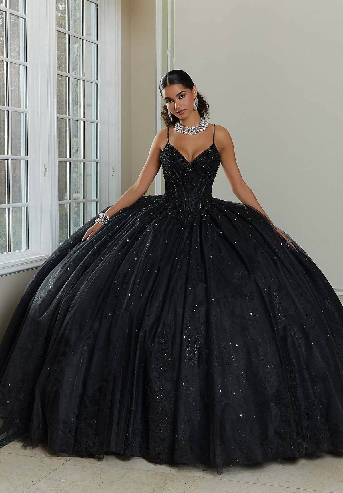 Vestido de quinceañera con pedrería de cristales y strass y aplicaciones de encaje de Alençon