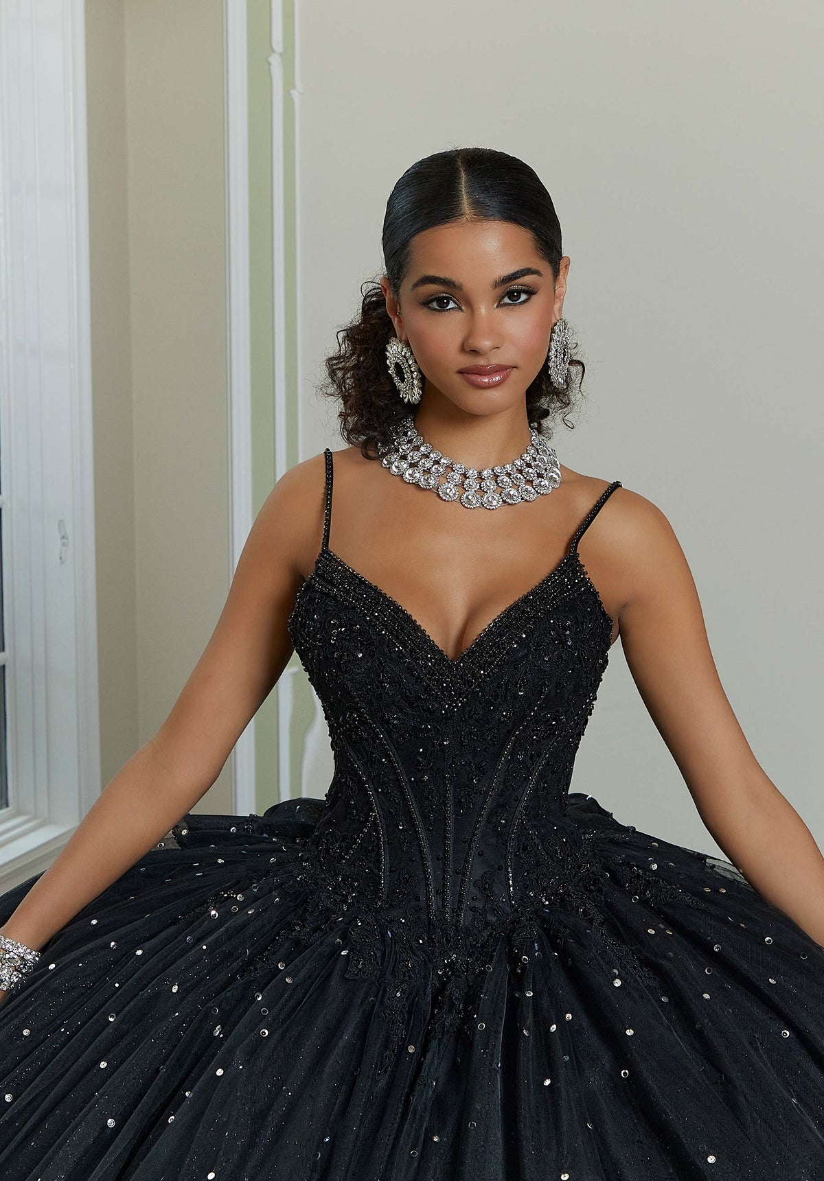 Vestido de quinceañera con pedrería de cristales y strass y aplicaciones de encaje de Alençon