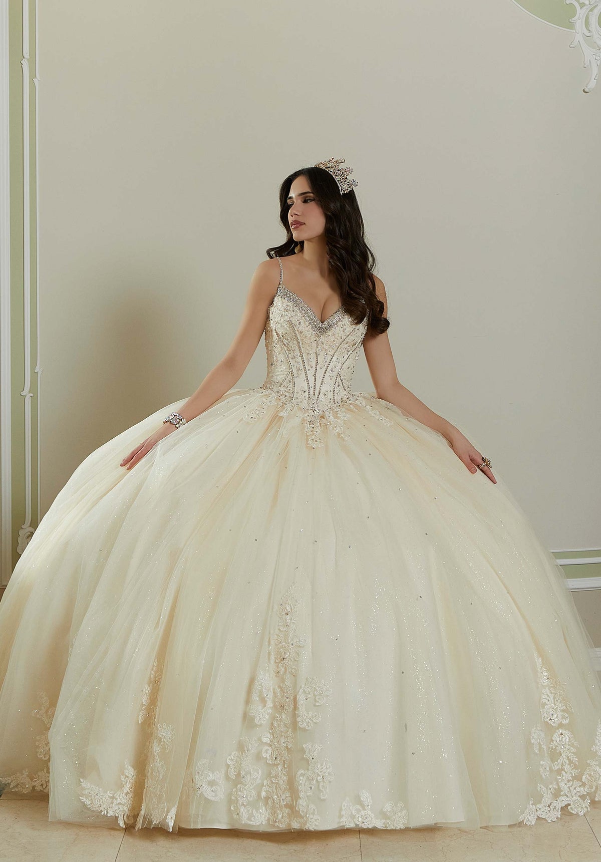 Vestido de quinceañera con pedrería de cristales y strass y aplicaciones de encaje de Alençon