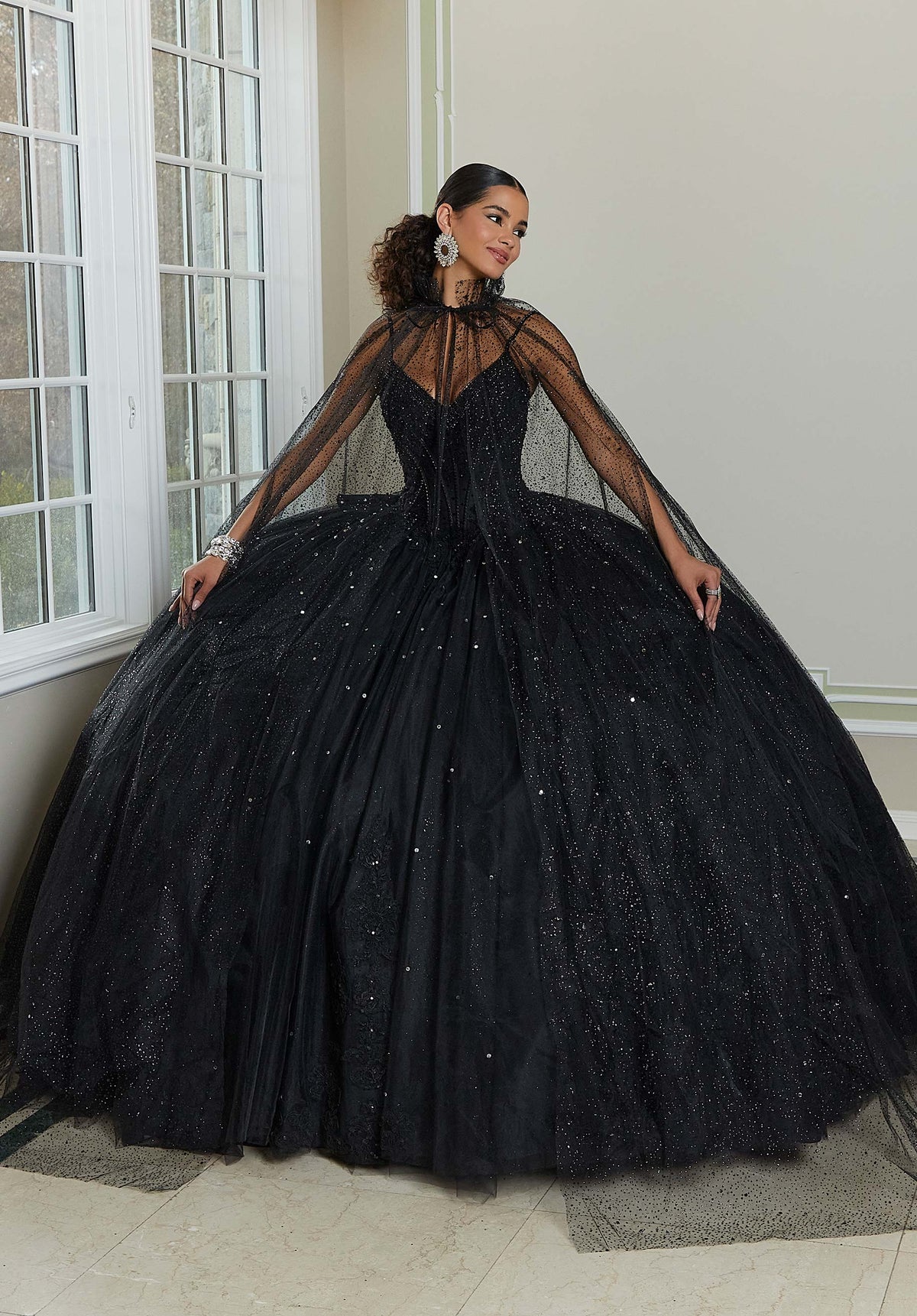 Vestido de quinceañera con pedrería de cristales y strass y aplicaciones de encaje de Alençon