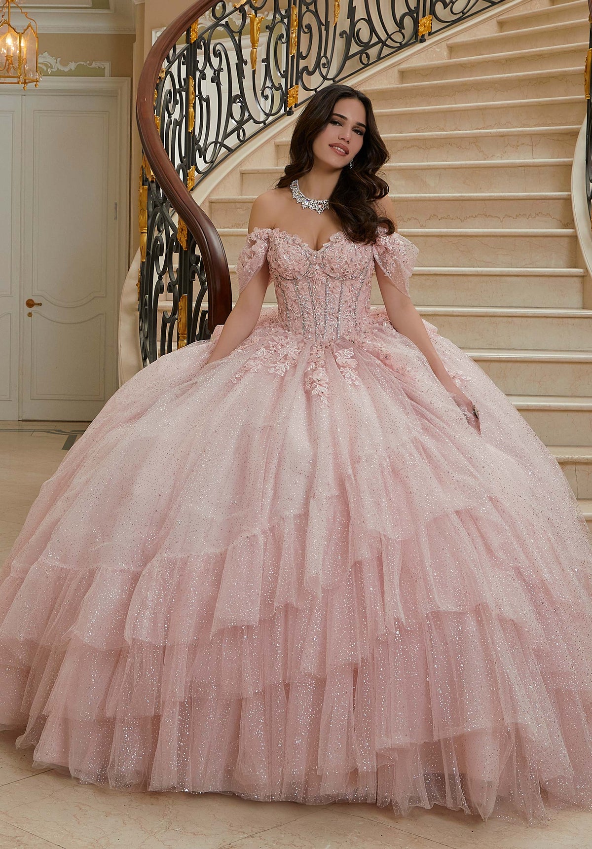 Vestido de quinceañera con encaje floral tridimensional y falda con volantes