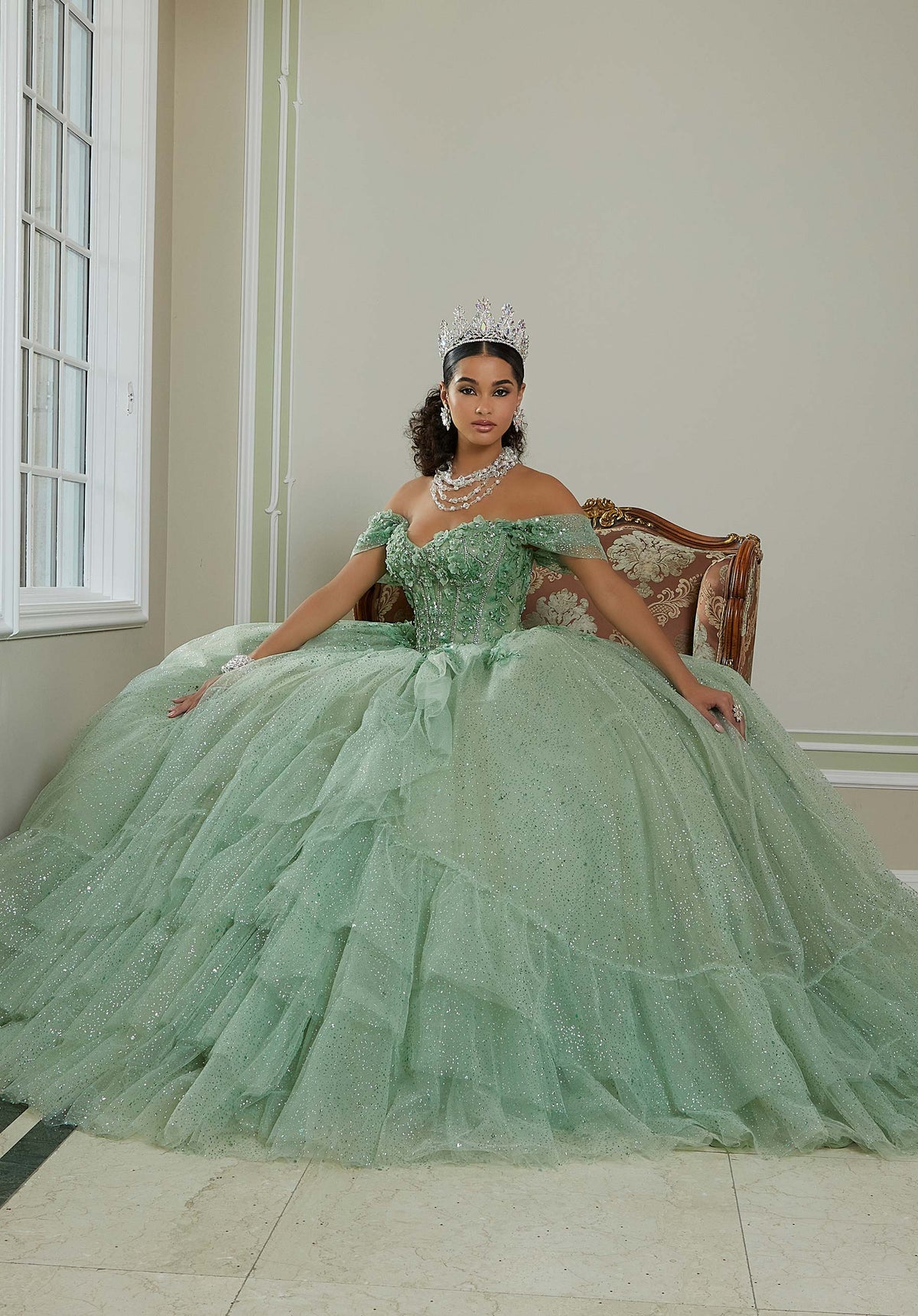 Vestido de quinceañera con encaje floral tridimensional y falda con volantes