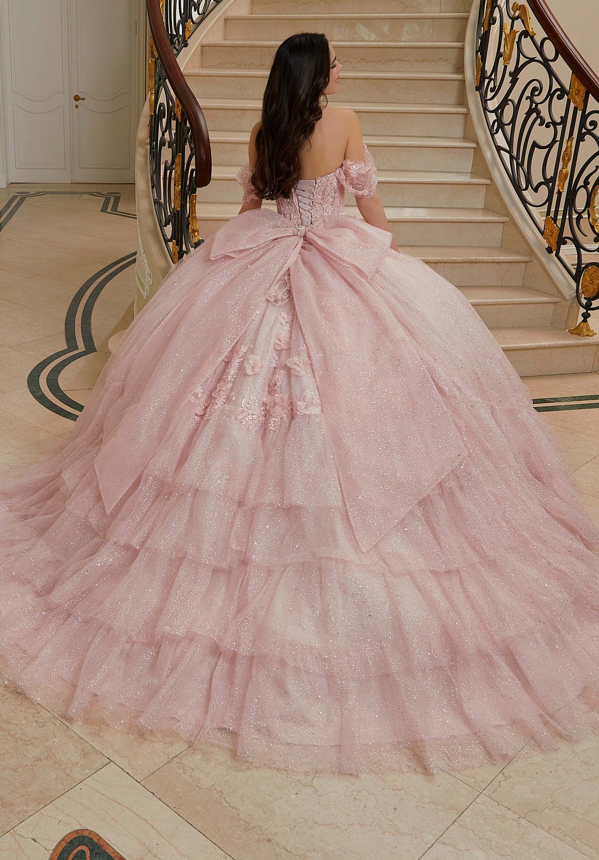 Vestido de quinceañera con encaje floral tridimensional y falda con volantes
