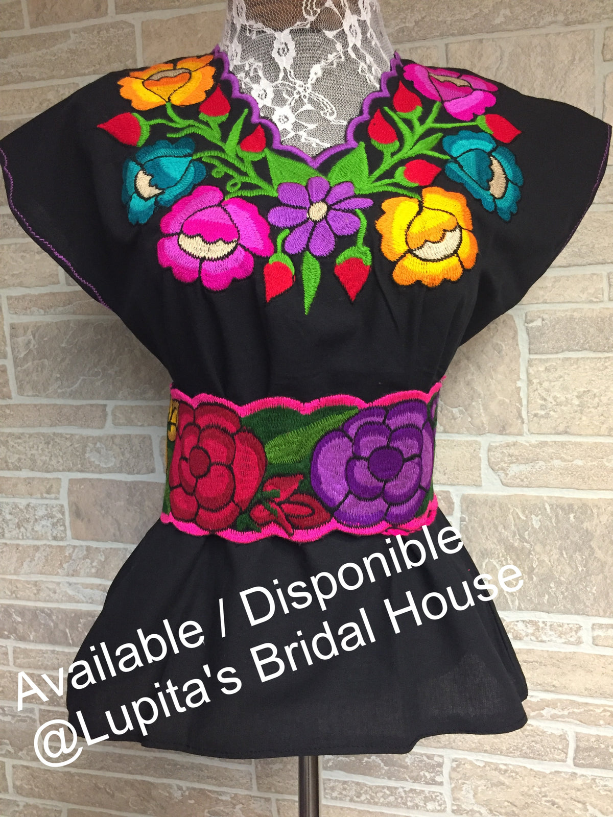 Blusa bordada artesanalmente y cinturón de moda